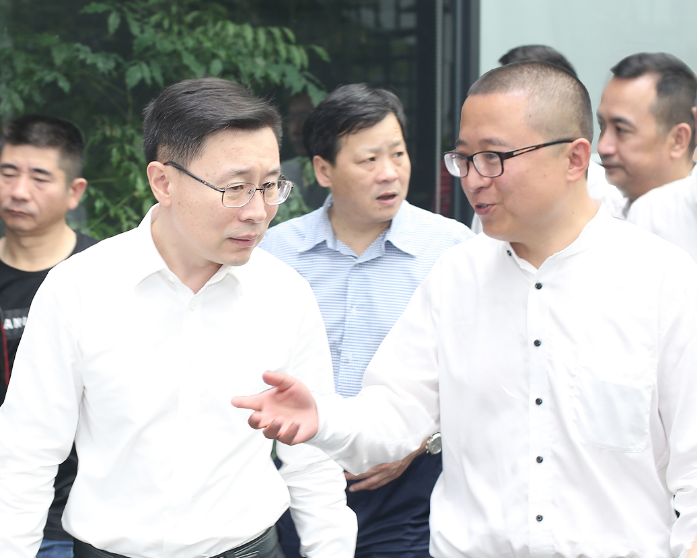 图1 杭州市委常委、宣传部部长戚哮虎（左）与6686体育董事长贾波（右）亲切交谈.png